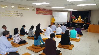Thiền sinh tham dự lớp học