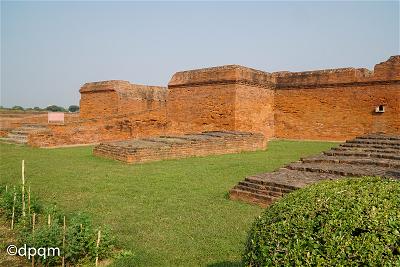 Figure 65: Tường đá của Đại học Nalanda khi xưa